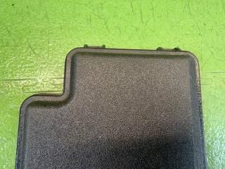 Крышка блока предохранителей TOYOTA VOXY ZRR75 3ZR-FAE 82662-28221 4 ракурс Крышка блока предохранителей TOYOTA VOXY ZRR75 3ZR-FAE 82662-28221 4 ракурс
