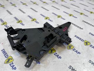 Кронштейн замка двери задний правый Volvo S80