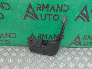 Фото запчасти брызговик передний правый RENAULT LOGAN 2014 Б/У запчасть Запчасть брызговик передний правый RENAULT LOGAN 2014