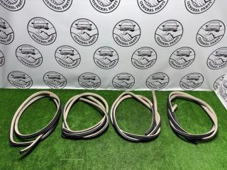 Уплотнительная резинка боковой двери Toyota Land Cruiser Cygnus 2002