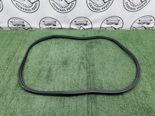 Уплотнительная резинка двери багажника Toyota Aqua 2013