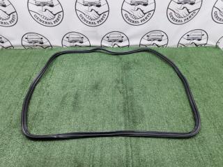 Уплотнительная резинка двери багажника Nissan Wingroad 2004