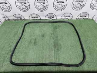 Уплотнительная резинка двери багажника Toyota Prius 2012