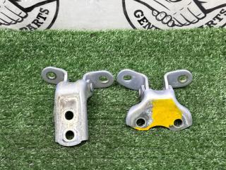 Запчасть петля двери передняя правая Toyota Prius 2011