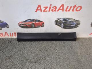 Запчасть накладка на порог салона передняя правая Mazda 3