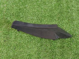 Запчасть уголок жабо правый Mazda 3