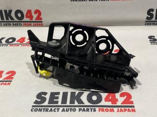 Запчасть крепление бампера переднее правое Peugeot 308 2011