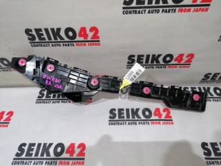 Запчасть крепление бампера заднее правое Toyota Voxy 2015