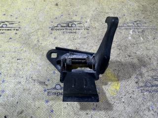 Запчасть крючок капота Land Rover Freelander