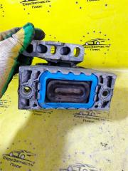 Подушка двигателя правая Passat B6