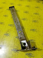 Запчасть кронштейн подрамника передний левый Peugeot 308