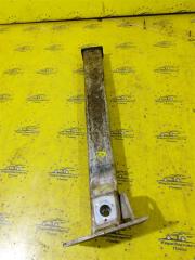 Запчасть кронштейн подрамника передний правый Peugeot 308