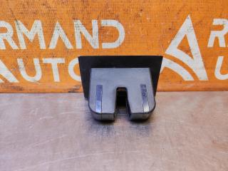 Запчасть кожух замка двери багажника Skoda Octavia 2013-2020