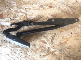 Петля крышки багажника правая Audi 100 Б/У Петля крышки багажника правая Audi 100