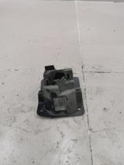 Кронштейн форсунки омывателя фары левый Skoda Octavia A7