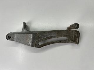 Запчасть кронштейн натяжителя ремня генератора Subaru Forester S12