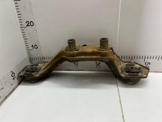 Фото запчасти кронштейн редуктора Honda CR-V 1997 Б/У запчасть Запчасть кронштейн редуктора Honda CR-V 1997