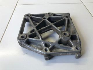 Фото запчасти кронштейн компрессора кондиционера Nissan Maxima 1994 Б/У запчасть Запчасть кронштейн компрессора кондиционера Nissan Maxima 1994