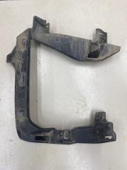Фото запчасти кронштейн фары противотуманной левый Mitsubishi L200 Б/У запчасть Запчасть кронштейн фары противотуманной левый Mitsubishi L200