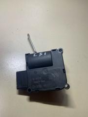 Фото запчасти моторчик заслонки отопителя Audi Q7 2009 Б/У запчасть Запчасть моторчик заслонки отопителя Audi Q7 2009