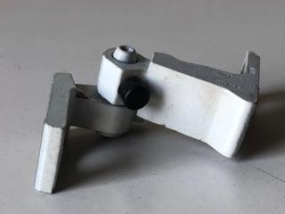 Фото запчасти петля двери нижняя правая Skoda Rapid 1 2016 Б/У запчасть Запчасть петля двери нижняя правая Skoda Rapid 1 2016