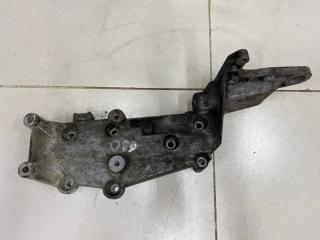 Фото запчасти кронштейн генератора Volvo S40 1 2001 Б/У запчасть Запчасть кронштейн генератора Volvo S40 1 2001