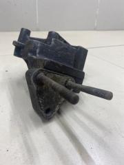 Фото запчасти кронштейн опоры двигателя передний правый Mitsubishi Galant 8 1999 Б/У запчасть Запчасть кронштейн опоры двигателя передний правый Mitsubishi Galant 8 1999