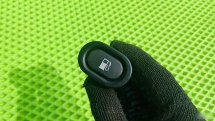 Запчасть кнопка открывания лючка бензобака Saab 9-5 1997