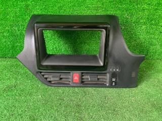 Консоль магнитофона TOYOTA NOAH