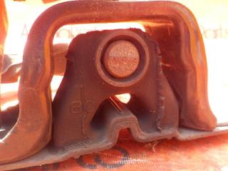 Подушка двигателя левая передняя TOYOTA PASSO KGC30 1KRFE 2000 3 ракурс