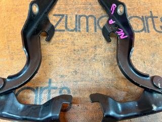 Петля капота TOYOTA SIENTA NCP81G 3 ракурс Петля капота TOYOTA SIENTA NCP81G 3 ракурс