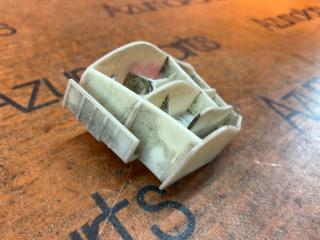 Крепление бампера правое заднее TOYOTA RACTIS NCP100 52562-52040 2 ракурс