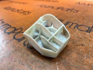 Крепление бампера правое заднее TOYOTA RACTIS NCP100 52562-52040 3 ракурс