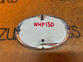 Эмблема передняя TOYOTA VITZ NHP130 1NZFXE 75311-52290 3 ракурс Эмблема передняя TOYOTA VITZ NHP130 1NZFXE 75311-52290 3 ракурс