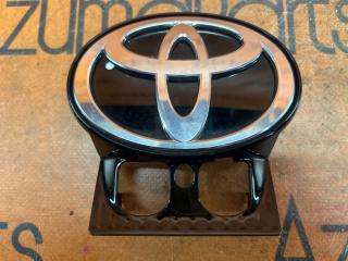 Эмблема передняя TOYOTA CROWN AZSH35 76811-30350 2 ракурс Эмблема передняя TOYOTA CROWN AZSH35 76811-30350 2 ракурс