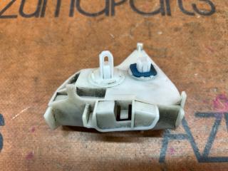 Крепление бампера правое заднее TOYOTA AQUA NHP10 52562-52061 2 ракурс