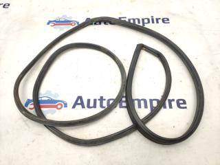 Уплотнительная резинка передняя правая MITSUBISHI GALANT 2000