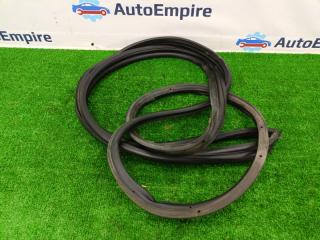 Уплотнительная резинка передняя правая MITSUBISHI GALANT 2002