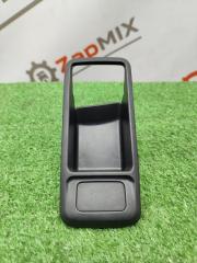 Запчасть накладка внутренней ручки двери левая Ford Focus 2009