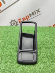 Запчасть накладка внутренней ручки двери правая Ford Focus 2009