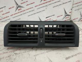 Запчасть дефлектор воздушный центр mercedes E 2002