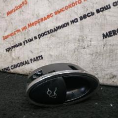 Запчасть кнопка багажника mercedes E 2007