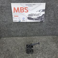 Запчасть замок капота mercedes C 2003