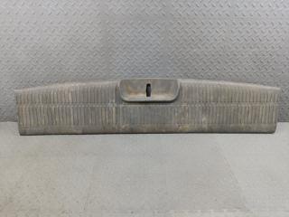 Запчасть накладка замка багажника задняя Dodge Caravan 2004