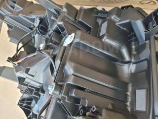 Фара левая Voxy ZWR90W