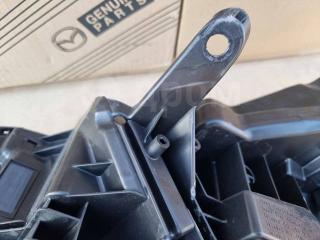 Фара передняя правая Voxy ZWR90W