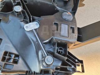 Фара передняя правая Voxy ZWR90W