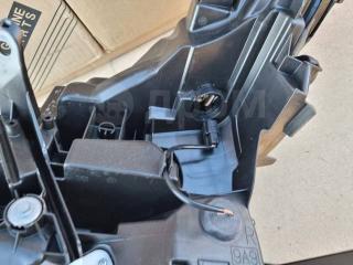 Фара передняя правая Voxy ZWR90W