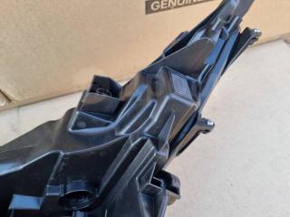 Фара передняя правая Voxy ZWR90W