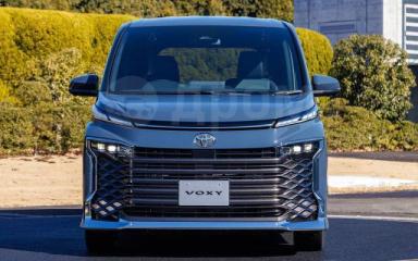 Фара передняя правая Voxy ZWR90W